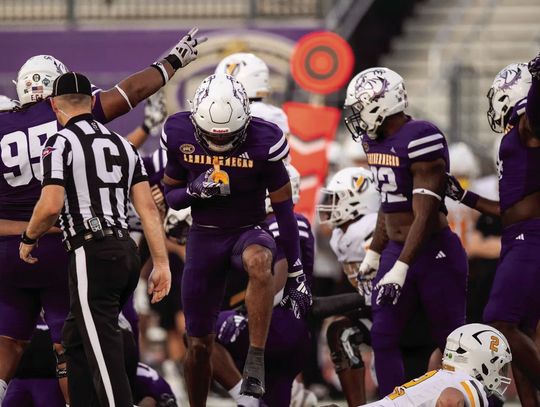 Western Illinios Scores Season High 51 Points in First Win Over Valparaiso
